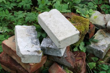 Eski tuğlalar yeşil çimlerin üzerine yığıldı.