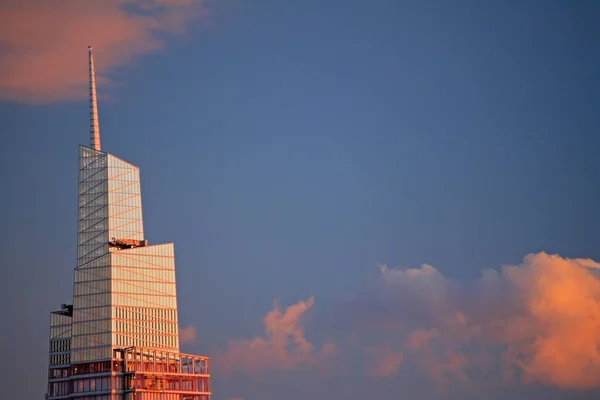 Pink Clouds Mirrored Skyscraper — Stock Photo, Image