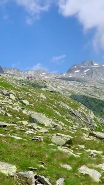 Rifugio Ponti Con Ghiacciaio Rocce Cielo Azzurro Nelle Alpi Italiane — Video Stock