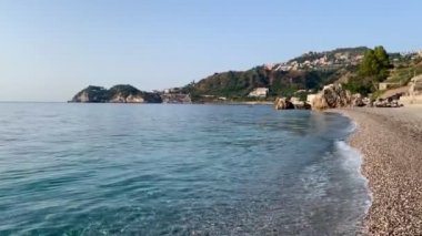 İtalya 'nın Sicilya kıyılarında, güneşin doğuşuyla birlikte denizin dalgaları.