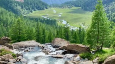 İtalyan Alplerinde akan soğuk su nehri ile dramatik Preda Rossa Alp manzarası