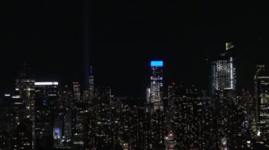 911 ışıkları ve Manhattan siluetinin tepesindeki özgürlük kulesi.