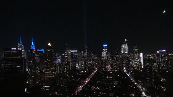 911 Işıkları Manhattan Siluetinin Tepesindeki Özgürlük Kulesi — Stok video