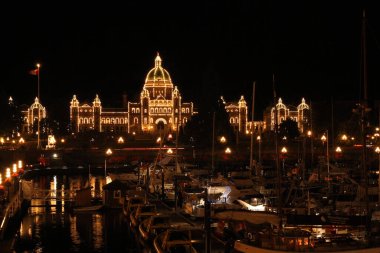 Muhteşem parlamento binası Victoria, British Columbia 'da gece aydınlandı.