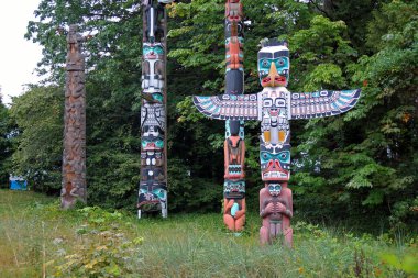 Vancouver Stanley Park 'ta renkli ve geleneksel totem direkleri
