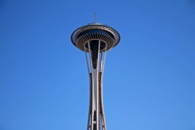 Seattle 'da aşağıdan görülen dev uzay iğnesi.