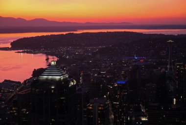 Washington 'daki bir gökdelenin tepesinden Seattle' da yoğun gün batımı