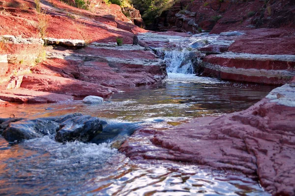 Zimna Woda Wpadająca Przez Czerwone Skały Red Rock Canyon Parku — Zdjęcie stockowe