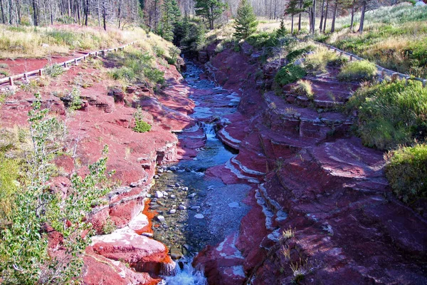 Pemandangan Red Rock Canyon Taman Nasional Waterton Lakes Dari Jembatan — Stok Foto