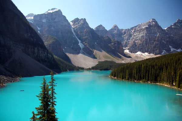 캐나다의 공원에 청록색 호수와 주위에 봉우리 — 스톡 사진