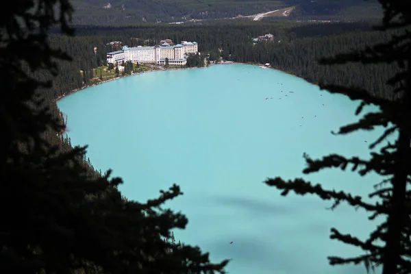 Lago Turquesa Louise Con Espectacular Hotel Espalda Parque Nacional Banff —  Fotos de Stock