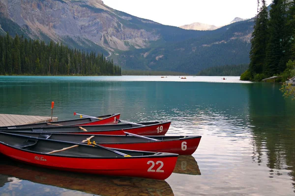 캐나다 산맥에 공원의 아름다운 에메랄드 호수에 — 스톡 사진