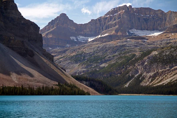 Nieve Los Picos Sobre Lago Proa Parque Nacional Jasper Las — Foto de Stock