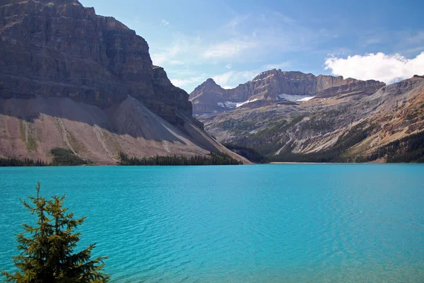 加拿大落基山脉Icefield大道上Bow湖的绿松石水 — 图库照片