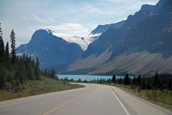 Buzul, turkuaz göl ve Kanada Kayalıkları 'ndaki buzlu otopark.