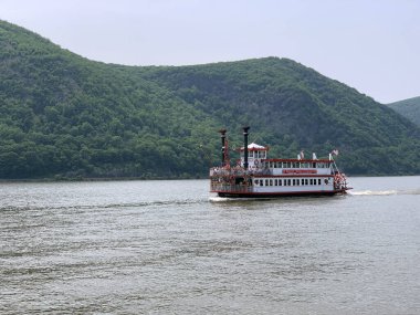 New York 'un kuzeyindeki Cold Springs' te Hudson 'da bulunan tarihi ve geleneksel feribot.