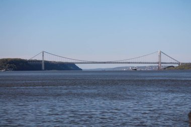 George Washington köprüsü New Jersey ve New York 'u birbirine bağlıyor.