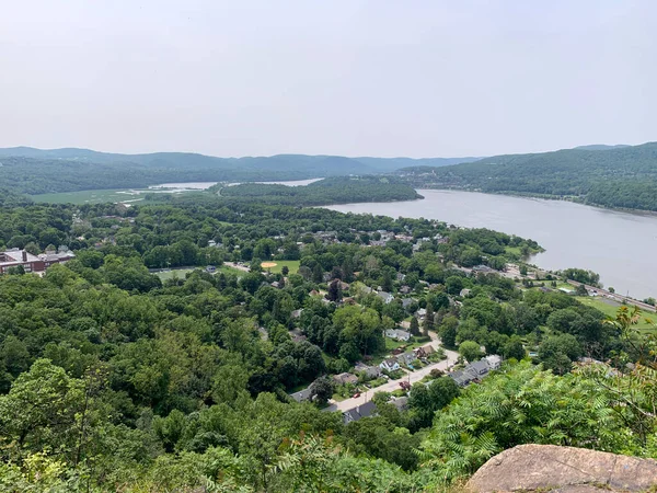 New York 'un kuzeyindeki Breakneck Ridge' in tepesinden Cold Springs panoraması Hudson 'da.