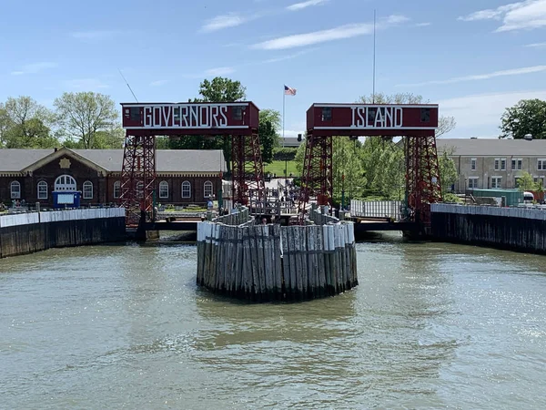 Governor Island Ferry Λιμάνι Στη Νέα Υόρκη Μια Ηλιόλουστη Μέρα — Φωτογραφία Αρχείου