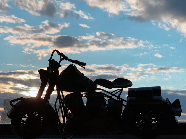 Forme Moto Miniature Avec Fenêtre Ciel Nuageux Arrière — Photo