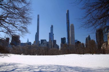 New York 'taki karlı Central Park' ın altında milyarder sırasının yüksek gökdelenleri