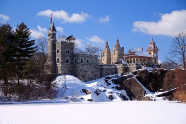 New York 'taki Central Park' taki donmuş gölün üzerindeki Iconic Belvedere kalesi.