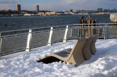 New York 'taki Riverside Parkı' nda kışın güneşlenirler.