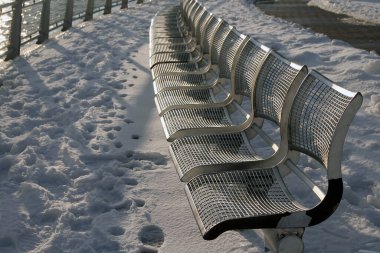 New York 'ta kış boyunca metalik banklar ve beyaz kar.
