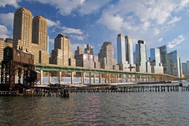 New York 'taki Riverside Park' taki beyaz kar üzerinde gökdelenler