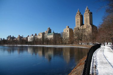 Yukarı Batı Yakası 'nın San Remo kuleleri New York' taki tarihi rezervuarlarla dolu.