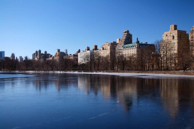 New York 'un yukarı batı yakası Central Park' taki ikonik su deposunun arkasında.