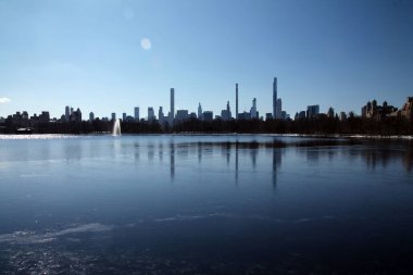 Manhattan 'ın göbeğinde kışın New York' ta ikonik rezervuarın altında.
