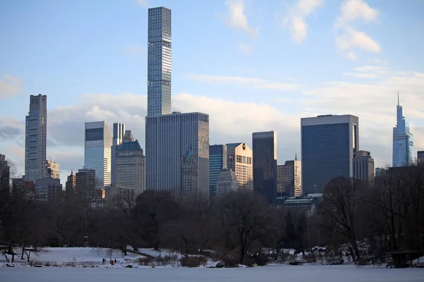 Miljardärraden Med Skyskrapor Nedanför Den Frusna Central Park New York — Stockfoto