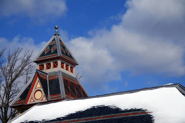 Central Park 'taki Belvedere kalesinin renkli bir kulesi.