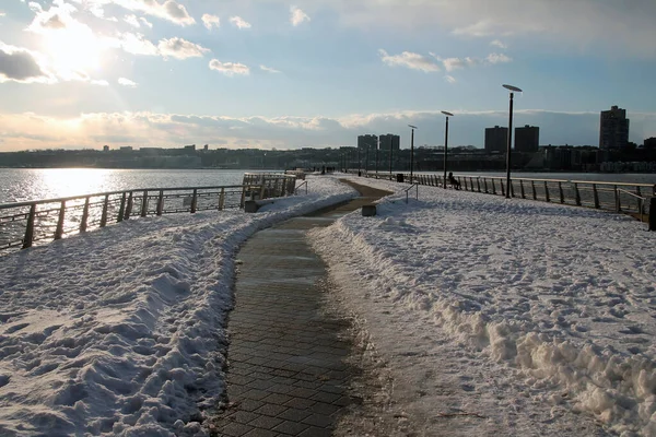 Vägen Till Floden Över Den Snöiga Piren Riverside Park New — Stockfoto