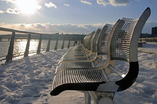 Bancos Metálicos Com Pôr Sol Uma Cena Fria Inverno Cidade — Fotografia de Stock