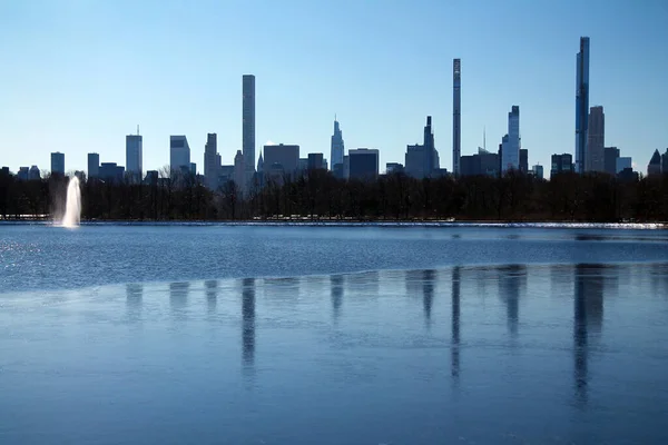 Miljardären Rad Skyskrapor Bakom Central Park Reservoaren Vintern New York — Stockfoto