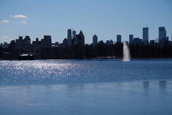 New York 'taki fıskiyeli muhteşem Central Park rezervuarı.