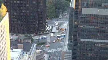 Columbus Circle kavşağındaki taksiler ve otobüsler bir gökdelenin tepesinden.