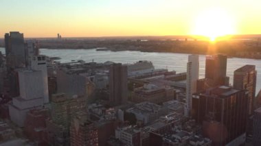 New Jersey üzerinde dramatik bir turuncu gün batımı ve New York 'tan gelen bir gemi yolculuğu.