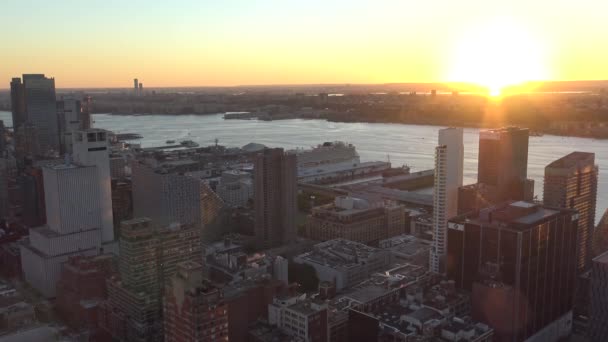 Een Dramatische Oranje Zonsondergang Boven New Jersey Met Een Cruise — Stockvideo