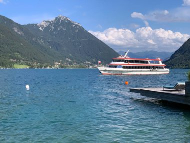 Geleneksel feribot Tyrol 'daki turkuaz Achensee' nin sularından geçiyor.