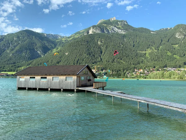 オーストリアのアヘンゼーのターコイズブルーの海に浮かぶ木造の家 — ストック写真