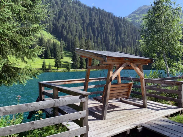 Mão Feita Cadeira Balanço Com Uma Vista Espetacular Sobre Lago — Fotografia de Stock