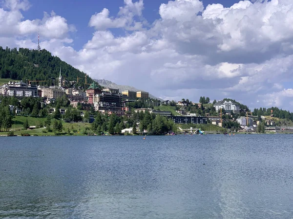 スイスアルプスのサンクト モリッツの美しい街と純粋な湖 — ストック写真