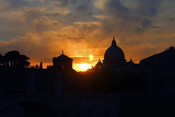 Uno Spettacolare Tramonto Dietro Cattedrale San Pietro Roma Italia — Foto Stock