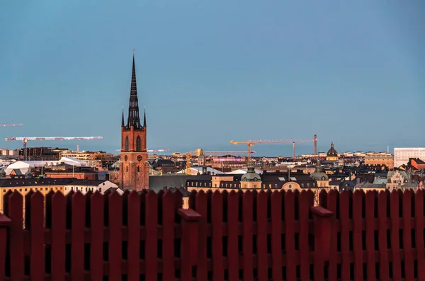 Scenic evening panorama of the Old Town of Stockholm city from behind a red fence — Stock Photo, Image