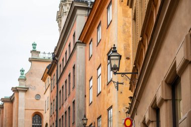 Gamla Stan, Stockholm, İsveç sokaklarındaki eski evlerin cepheleri.
