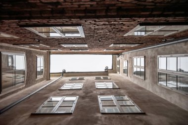 Stockholm şehrinin eski avlu kuyusu bulutlu gökyüzüne karşı, İsveç