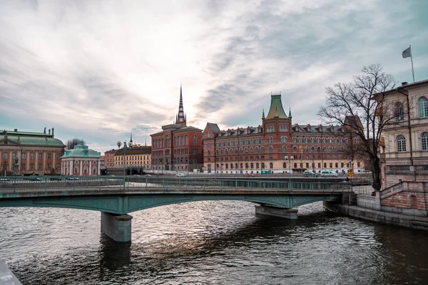 STOCKHOLM, SWEDEN - 2020: Avrupa 'nın en kısa nehirlerinden biri olan Stockholm ve Gamla Stan' deki Riddarholmen Kilisesi üzerinden Vasabron 'un manzarası